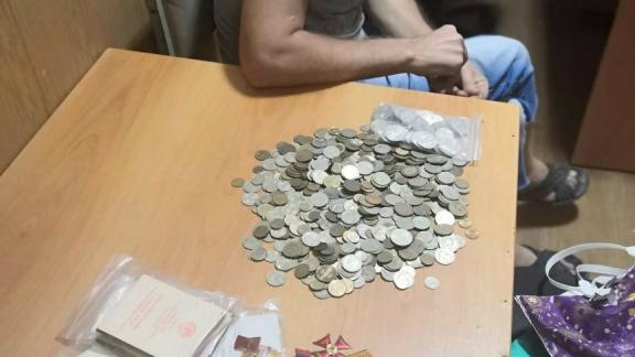 Рецидивист украл у коллекционера монеты и медали в Михайловске