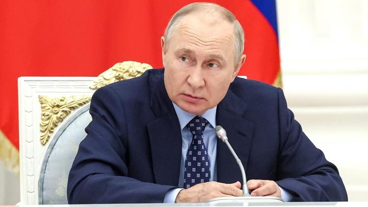 Президент России провел в Кремле заседание по вопросам развития общественного транспорта