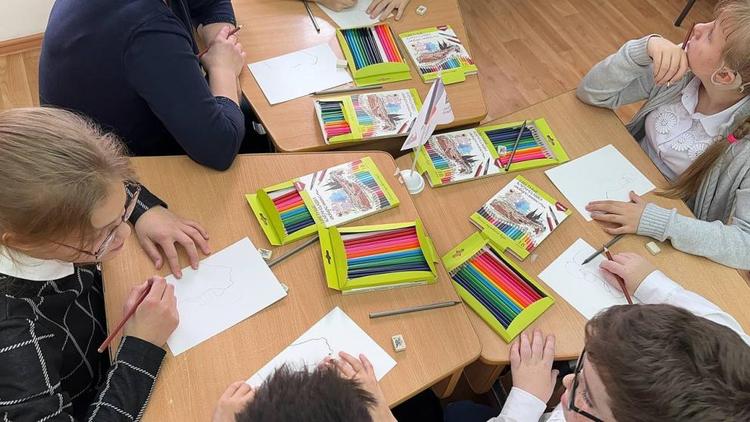 В Ставрополе на мастер-классе дети создали новогодние открытки для бойцов СВО