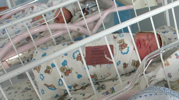 Мать-одиночка из Грачевского района подарила новорожденную дочь семье из Дагестана