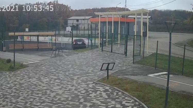 Внедорожник упал на спортивную площадку в посёлке Иноземцево на Ставрополье