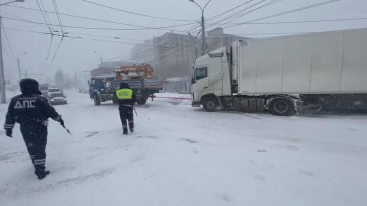 В Ставрополе автоинспекторы помогали водителям в непогоду