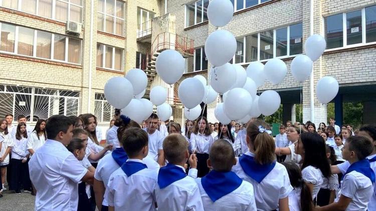 Школьники Невинномысска почтили память жертв теракта в Беслане