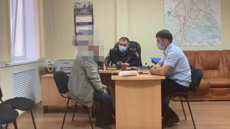 В Кисловодске пожилой таксист едва не сбил женщину с ребёнком