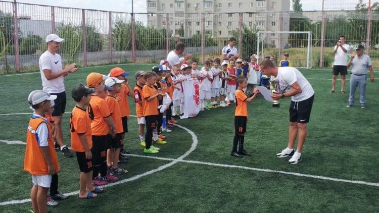 В Невинномысске краевой турнир по футболу собрал 6 детских команд