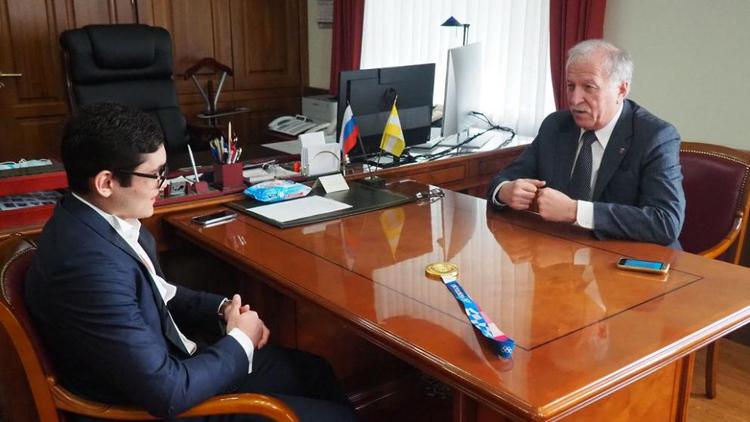Председатель Думы Ставрополья встретился с олимпийским чемпионом по боксу Альбертом Батыргазиевым