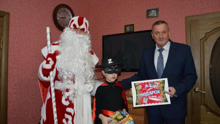 Глава Арзгирского округа Ставрополья исполнил новогоднюю мечту ребёнка-инвалида