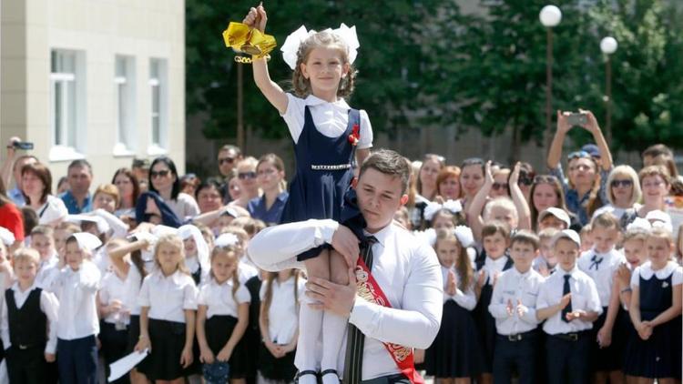 В Ставрополе для двух тысяч выпускников 11 классов прозвенел «Последний звонок»
