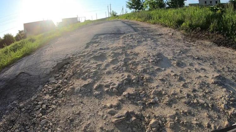 Из-за юридических нюансов в Ставрополе не могут отремонтировать дорогу