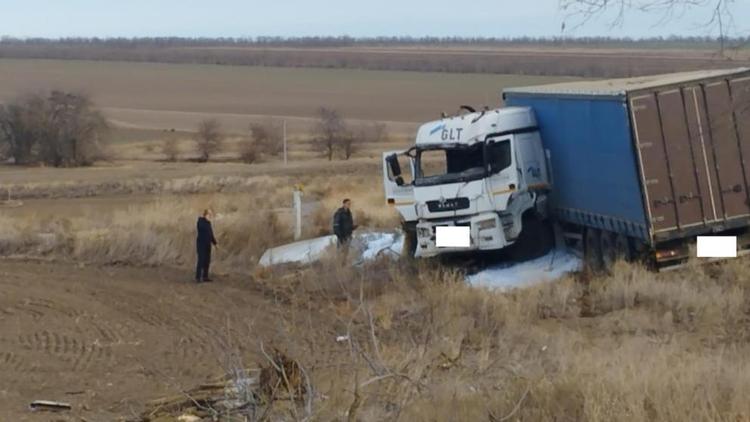 Водитель грузовика получил тяжёлые травмы в ДТП на Ставрополье