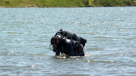 Водолазы достали со дна Таманского пруда тело утонувшего мужчины