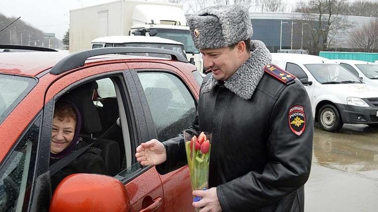 Цветы и подарки вручали женщинам инспекторы ГИБДД на дорогах Ставрополья