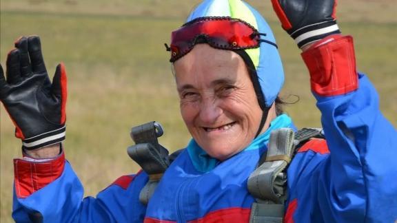 Жительница Ставрополя отметила свое 70-летие прыжком с парашютом