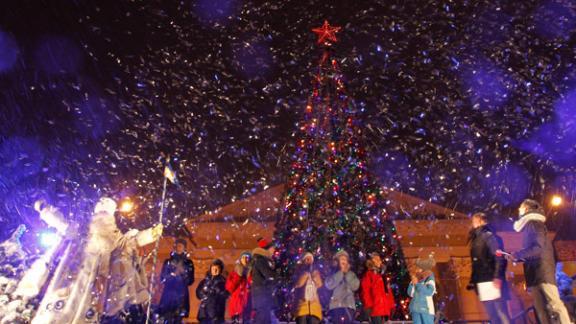 В Ставрополе зажигают огни на ёлке, а значит – Новый год близко!
