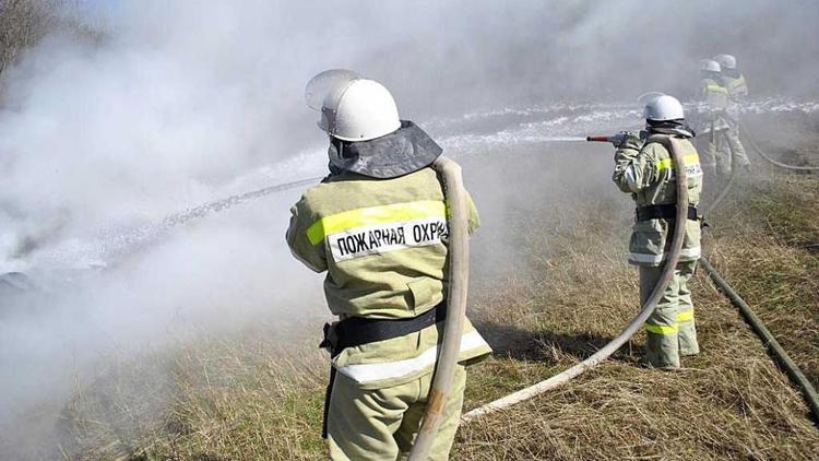 В Курском районе Ставрополья пожарные спасли сельскохозтехнику и 500 тюков соломы