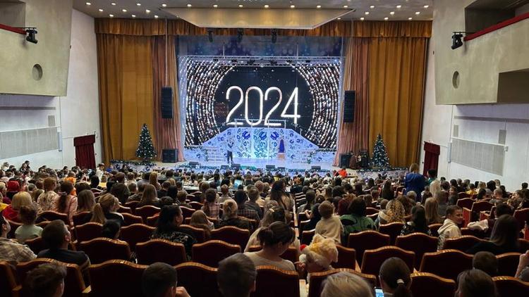 Более 800 юных ставропольцев уже посетили губернаторскую ёлку