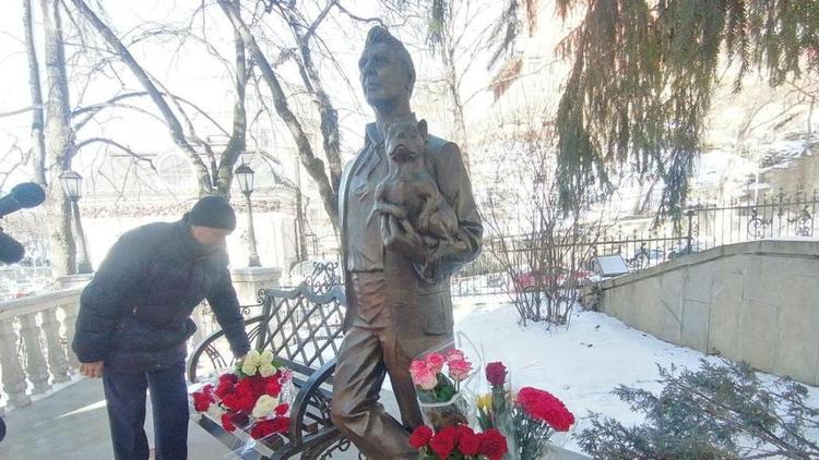 Жители Кисловодска возложили цветы к памятнику Шаляпину