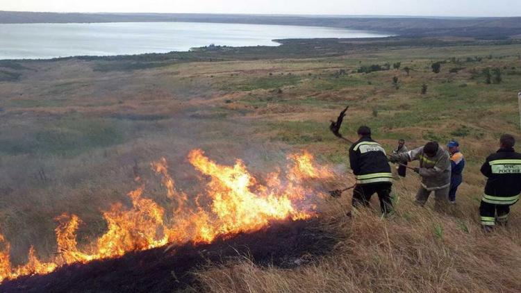 50 человек тушили пожар возле Сенгилеевского водохранилища Ставрополя