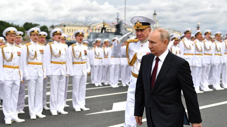 Владимир Путин принял главный военно-морской парад