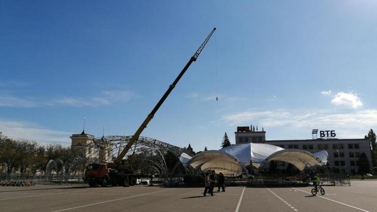 На площади Ленина в Ставрополе собирают белые шатры ледового катка