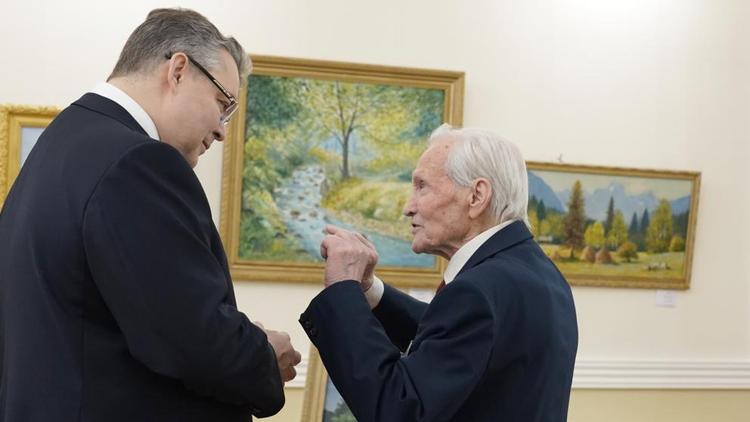 Владимир Владимиров одним из первых посетил выставку ветерана Великой Отечественной в Ставрополе