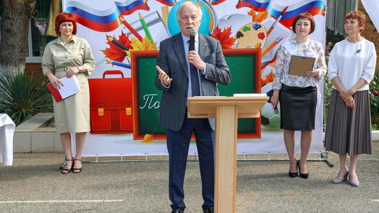 Председатель Думы Ставрополья наградил школьника за победу в творческом конкурсе