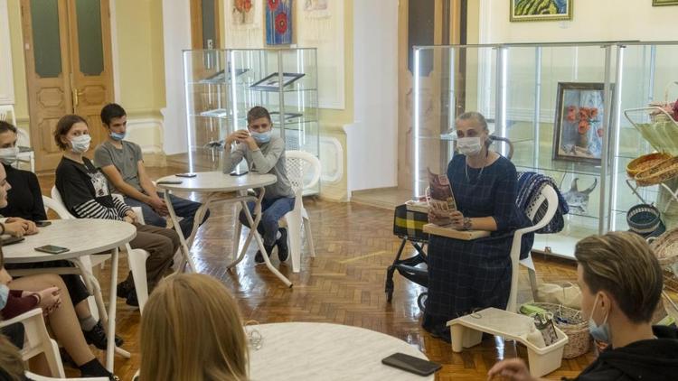Мастер-класс по бумагопластике провели в Ставропольском краевом Доме народного творчества