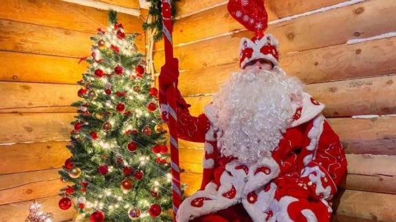 На главной площади Ставрополя Дед Мороз продолжает приём гостей в своей резиденции