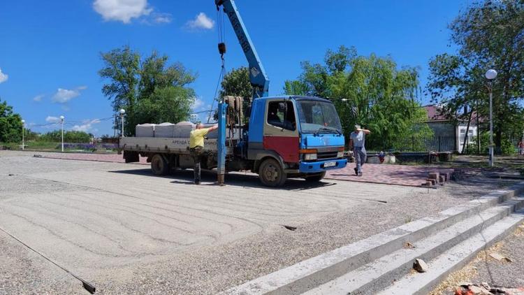 Мраморными плитами выложат ступени к центральной площади в селе Петровского округа
