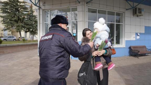 На Ставрополье 47 «цветочных» патрулей Госавтоинспекции поздравляют женщин с 8 марта