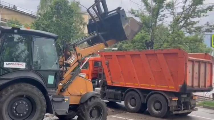 Около полусотни единиц спецтехники устраняют последствия ливня в Ставрополе