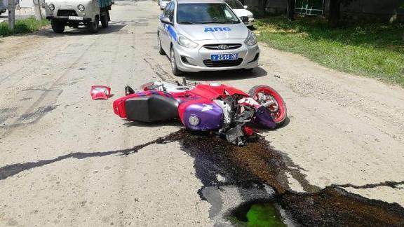 В Кочубеевском районе водитель упал с мотоцикла из-за выбоины