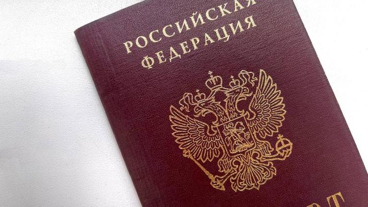 Первые паспорта вручили юным жителям Шпаковского округа накануне Дня России