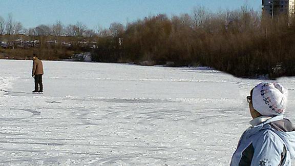 Жители Кисловодска катаются на коньках на Новом озере – на свой страх и риск