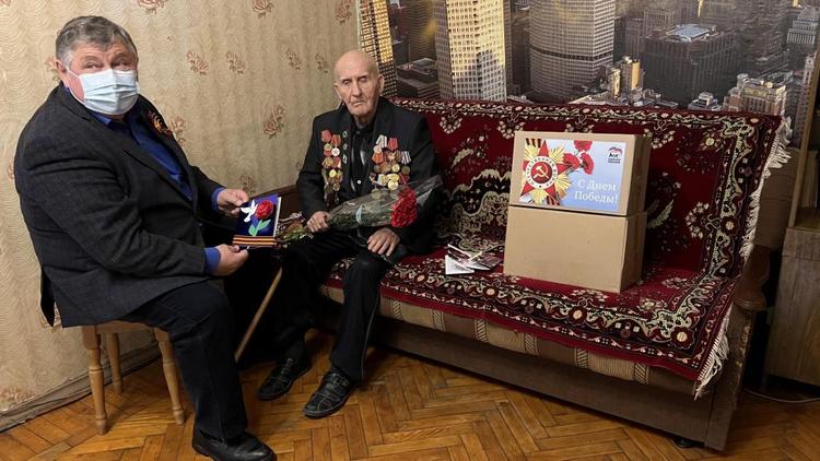 В Пятигорске депутат Думы СК поздравил ветерана с Днём Победы