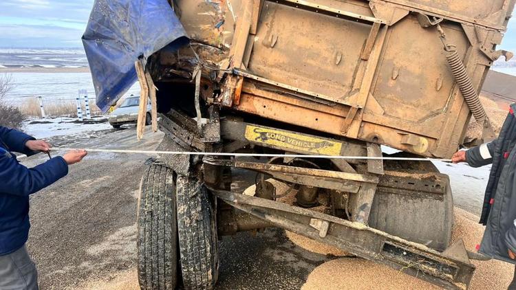 Два грузовика столкнулись в Кочубеевском округе Ставрополья