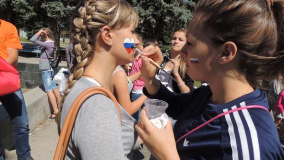 Боди-арт на лицах в цветах флага России украсил праздник в селе Дивное