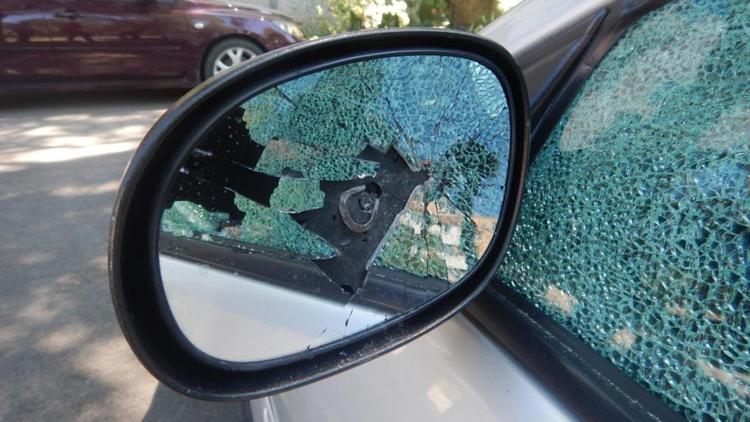 В Невинномысске женщина разбила камнем стёкла автомобиля знакомого