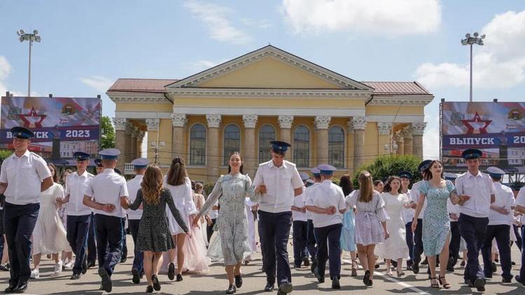 Губернатор вручил аттестаты выпускникам Ставропольского президентского кадетского училища