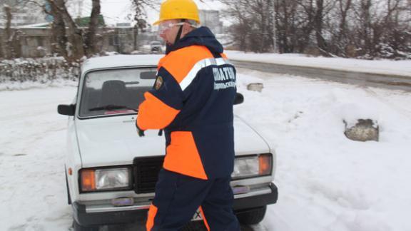 Ставропольские спасатели помогают водителям выбраться из снежных заносов