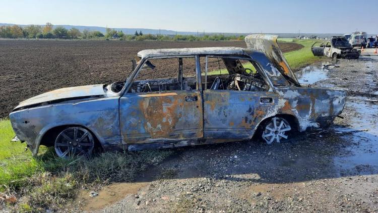 Два автомобиля загорелись в результате аварии на Ставрополье