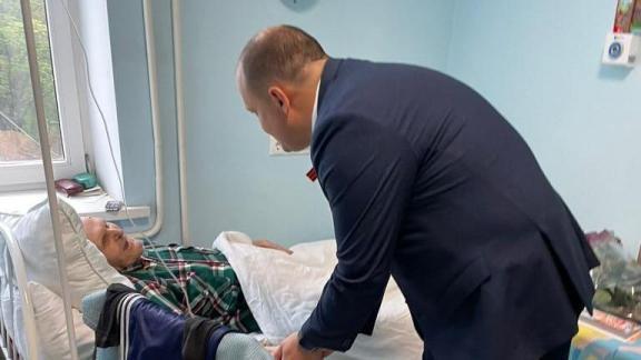 Глава Железноводска навестил ветерана войны в больнице