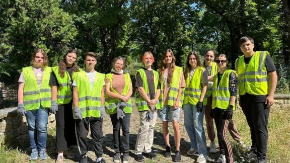 Молодые активисты Пятигорска навели порядок на старейшем кладбище Кавминвод