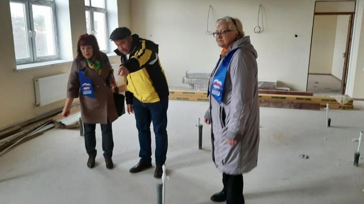 Партдесант проверил строительство школы в селе Кочубеевском
