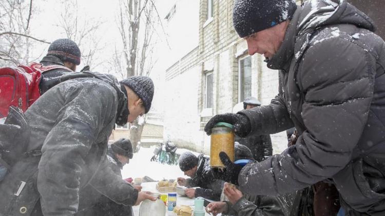 В Ставрополе добровольцы накормили бездомных людей