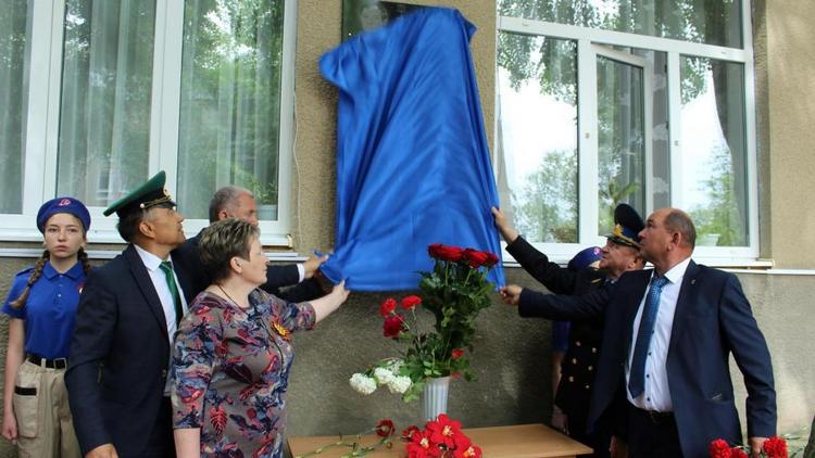На Ставрополье открыли мемориальную доску в честь Героя Советского Союза Ивана Барсукова