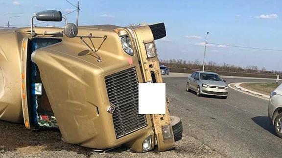 В Шпаковском районе перевернулся многотонный грузовик