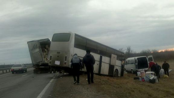 Автобус с пассажирами столкнулся с грузовиком с прицепом в Андроповском районе Ставрополья
