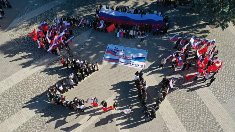 Школьники Предгорного округа растянули десятиметровый российский флаг