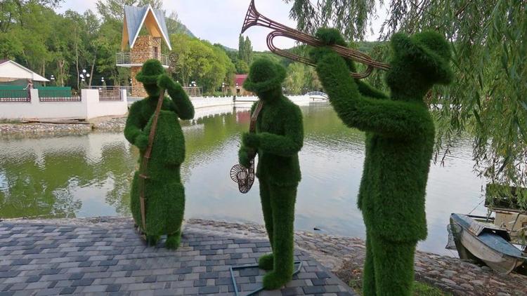 В Железноводске у Курортного озера появились зелёные музыканты